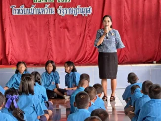 คุณครูกำลังพบปะให้คำแนะนำแก่นักเรียน