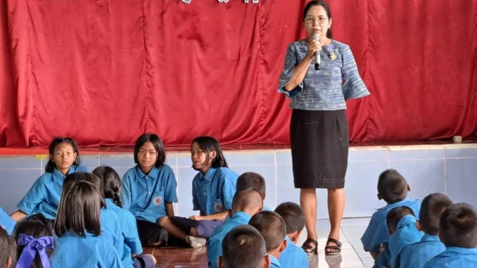 คุณครูกำลังพบปะให้คำแนะนำแก่นักเรียน